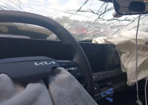 2025 Kia K4 Lxs z USA, uszkodzony, nr VIN 3KPFT4DE8SE027438